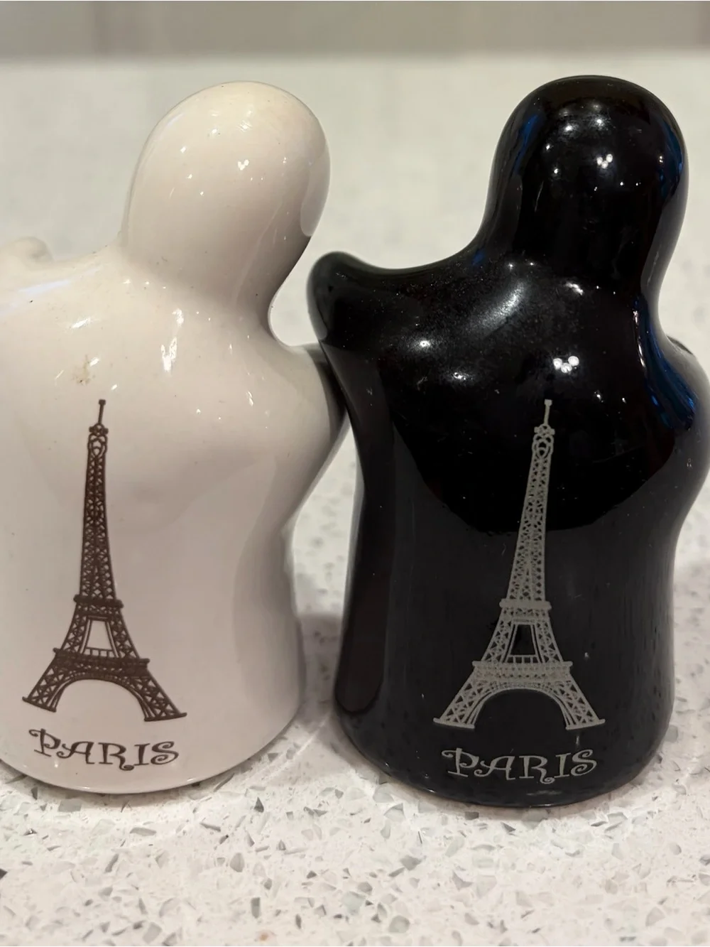 Paris embrace Ceramic Hug Salt & Pepper Shaker Set - Black and White